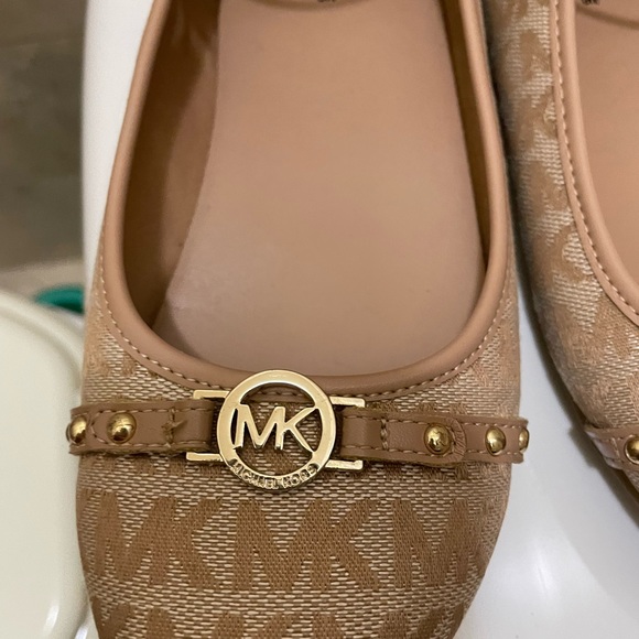 COPY - New MK flats size 4 but runs big - Picture 10 of 16